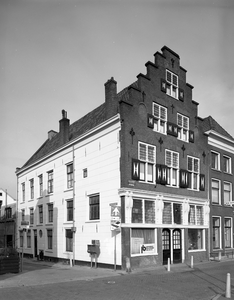 67685 Gezicht op de voorgevel en de linker zijgevel in de Geertestraat van het huis Oudegracht 319-321 te Utrecht.